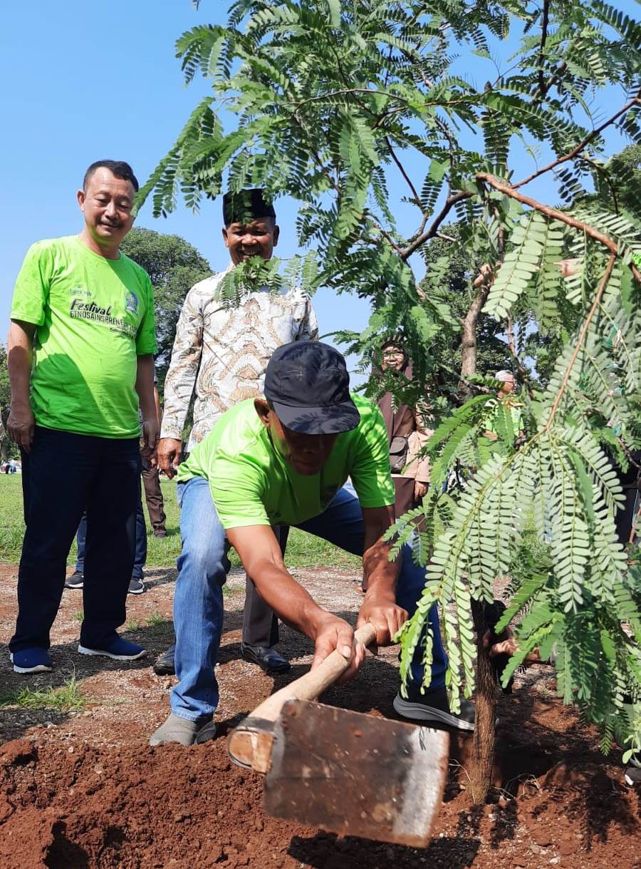 Bupati Ruhimat Pimpin Penanaman 700 Pohon di Alun-alun Subang
