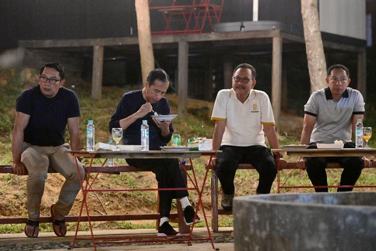 Presiden Jokowi Santap Nasi Goreng Saat Bermalam di IKN