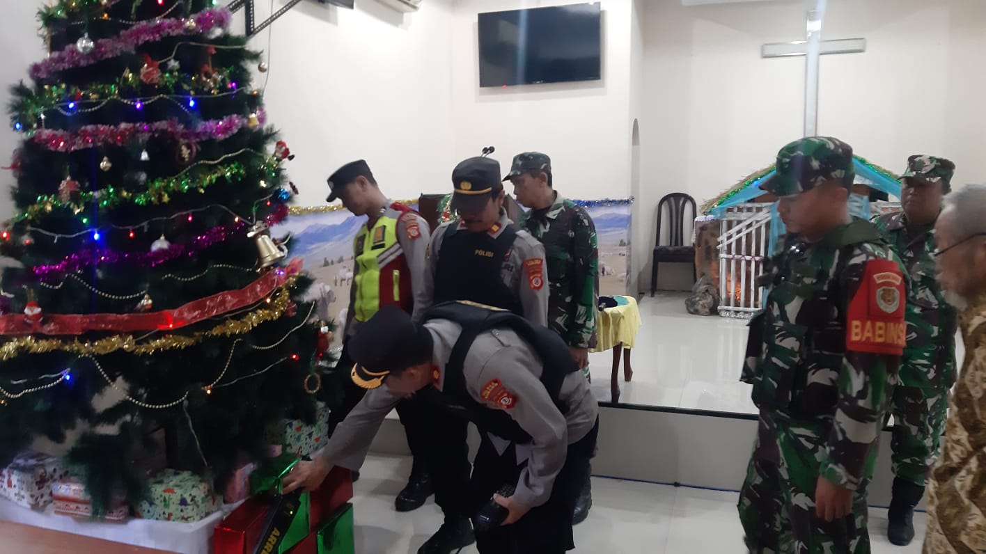 Polisi dan TNI Pastikan Keamanan Gereja Kristen Indonesia Pos Jemaat Pusakajaya, Sisir Semua Sudut dengan Metal Detector