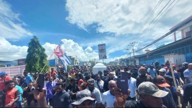 Kericuhan Massa Saat Antar Jenazah Lukas Enembe Ke Jayapura