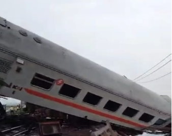 BREAKING NEWS: Kereta Turangga 'Adu Banteng' dengan KA Bandung Raya di Cicalengka