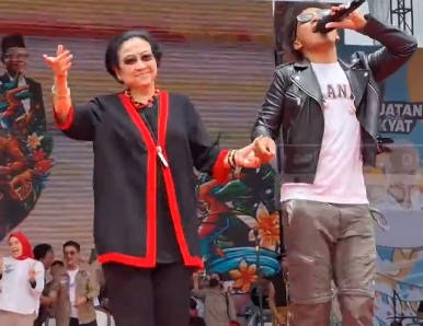 Megawati Nyanyi dan Joget Bareng Slank di Kampanye Akbar Ganjar