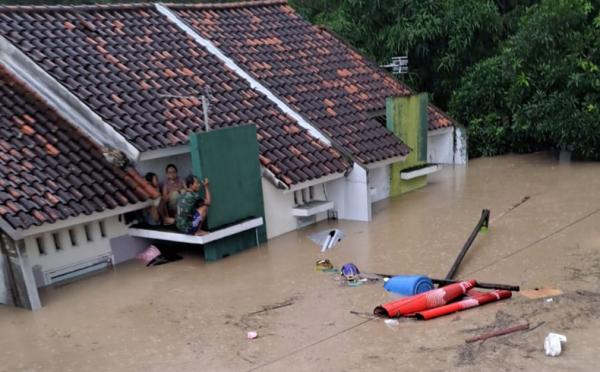 Banjir Semarang - Purwodadi Lumpuh, Akses Jalan Raya Tertutup Banjir