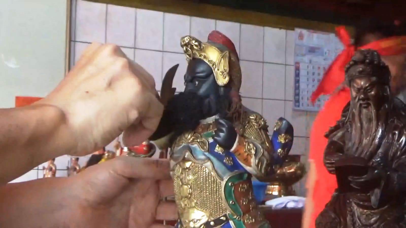 Patung Dewa di Vihara Dimandikan, Menjelang Tahun Baru Imlek