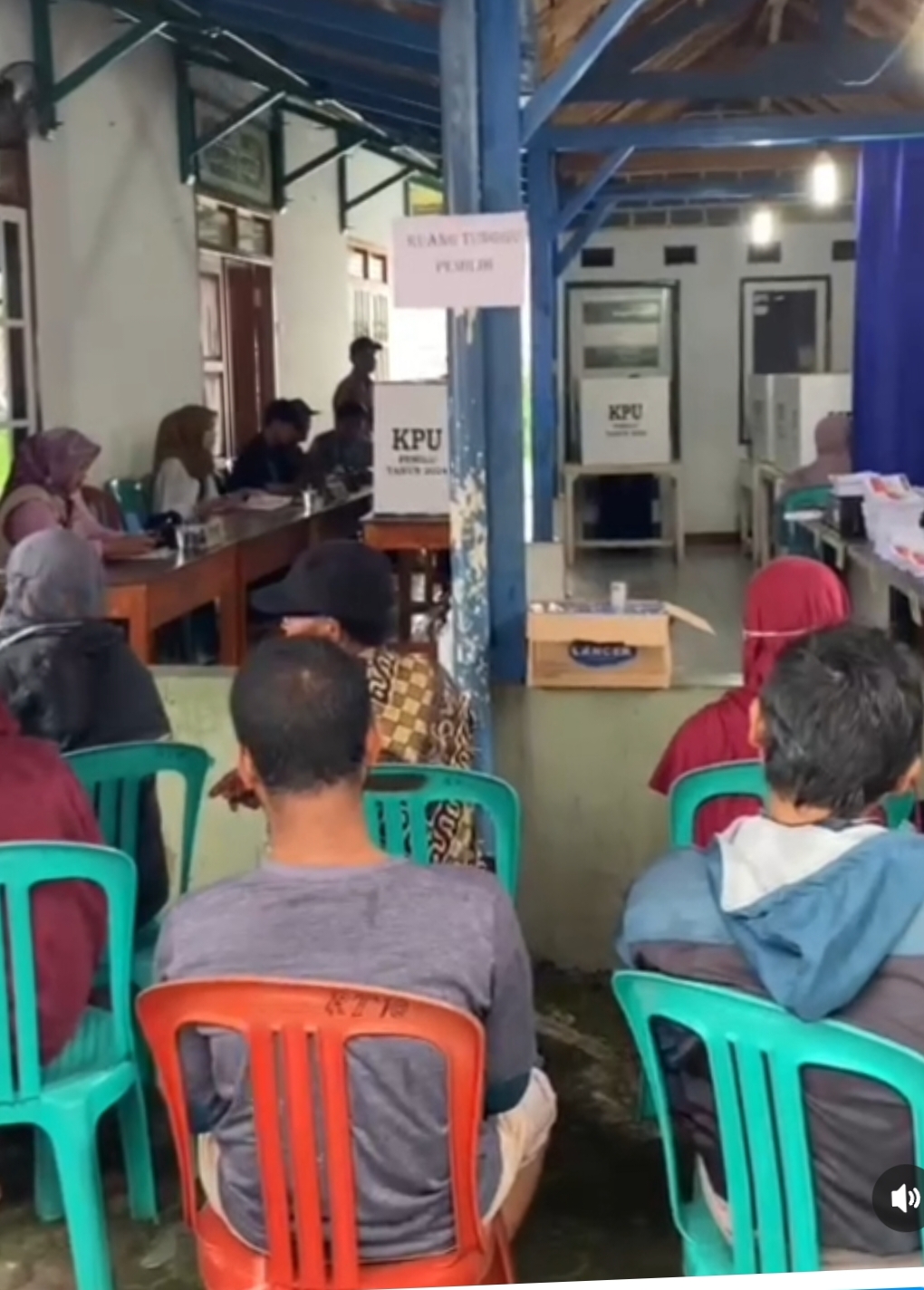 Warga Pasirkareumbi Subang Antusias Datang ke TPS Meski Hujan