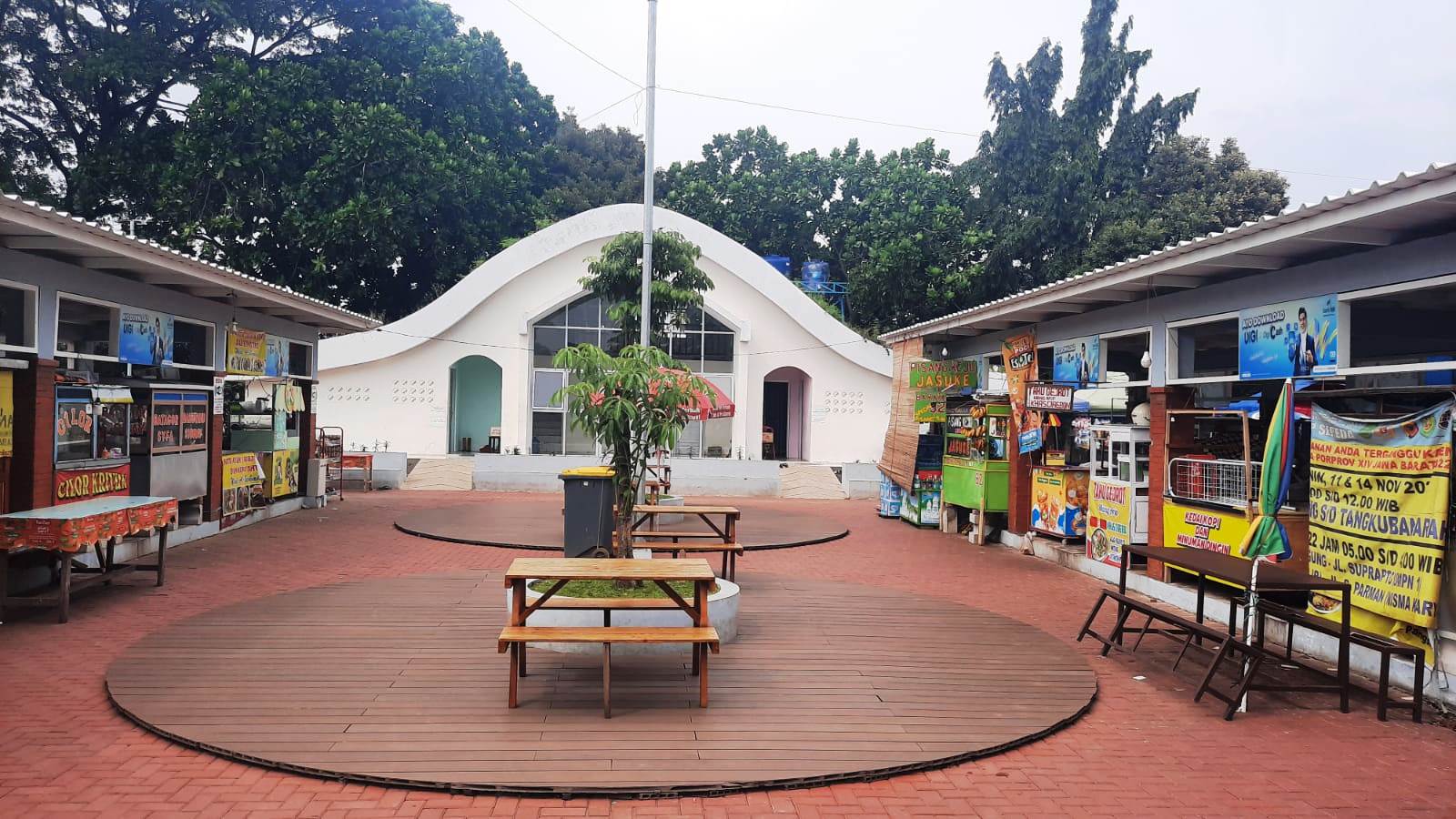 Foodcourt Alun-alun Subang Sepi Saat Hari Kerja