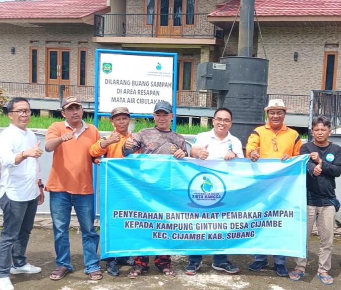 Perumda TRS Sumbang Alat Bakar Sampah ke Warga Cijambe