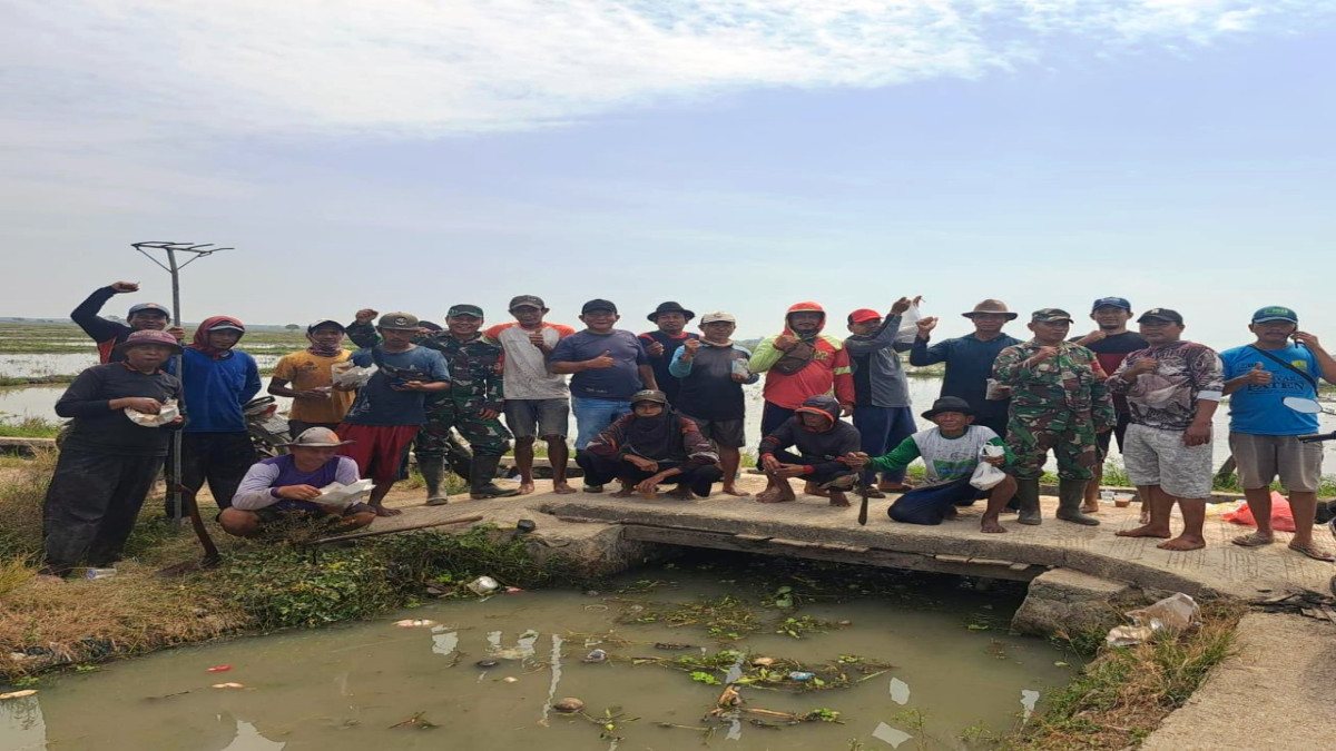 Babinsa Koramil 0403 Rawamerta dan Warga Perbaiki Saluran Air Persawahan, Demi Ketahanan Pangan di Karawang
