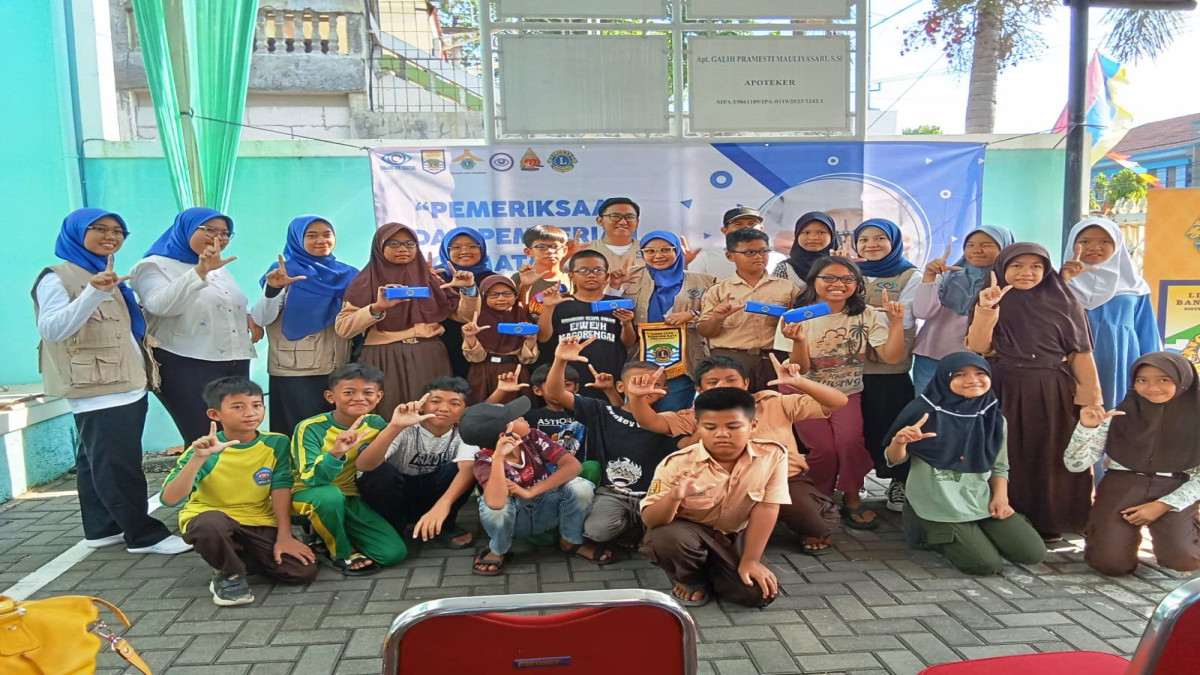 Subang Eye Center Bagikan 86 Kacamata Gratis Kepada Siswa SD