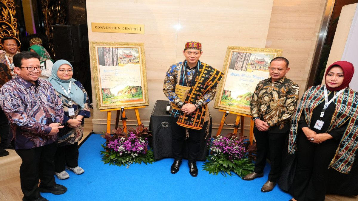 Tandatangani Lukisan untuk Sampul Buku “Cerita Tanah Ulayat Hari Ini”, Menteri AHY: Terus Perjuangkan Hak dan Kesejahteraan Masyarakat Adat