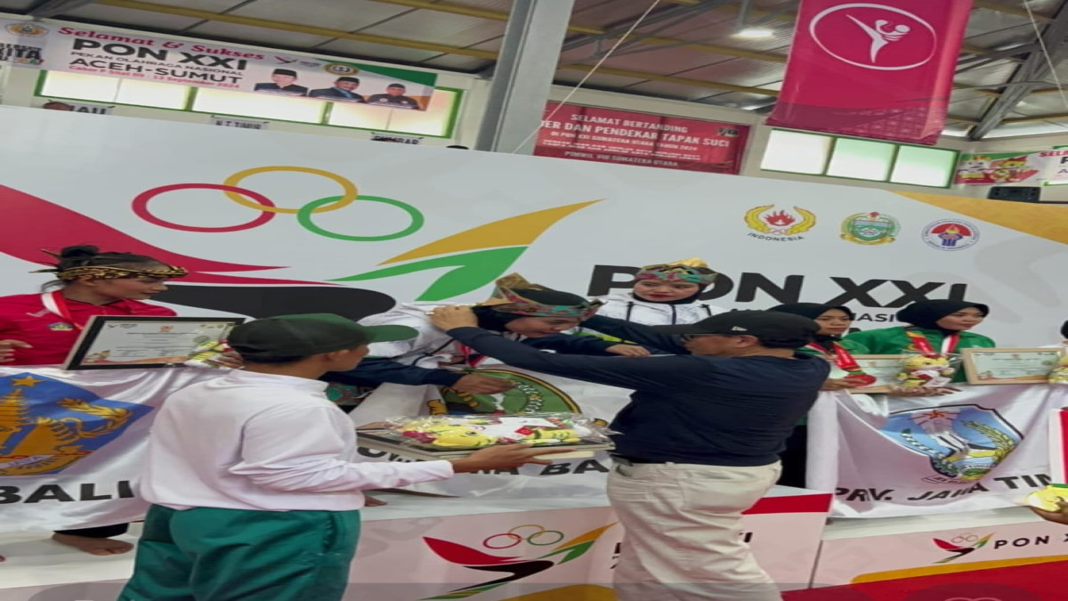 Merasa Bangga, Ririn Anak Desa Pangsor Sumbang Medali Emas Cabor Pencak Sillat