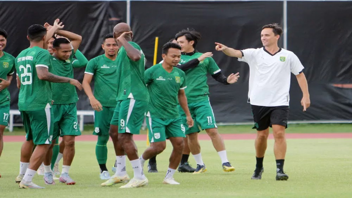 Pelatih Persebaya Surabaya, Paul Munster, Merayakan Kemenangan Comeback 2-1 dari Persis Solo
