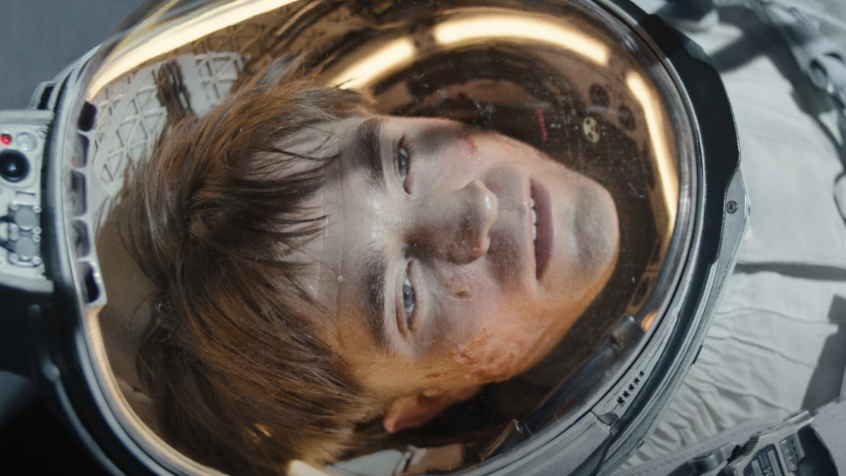 First Look Trailer Film Mickey 17 (2025): Robert Pattinson Melayang di Angkasa