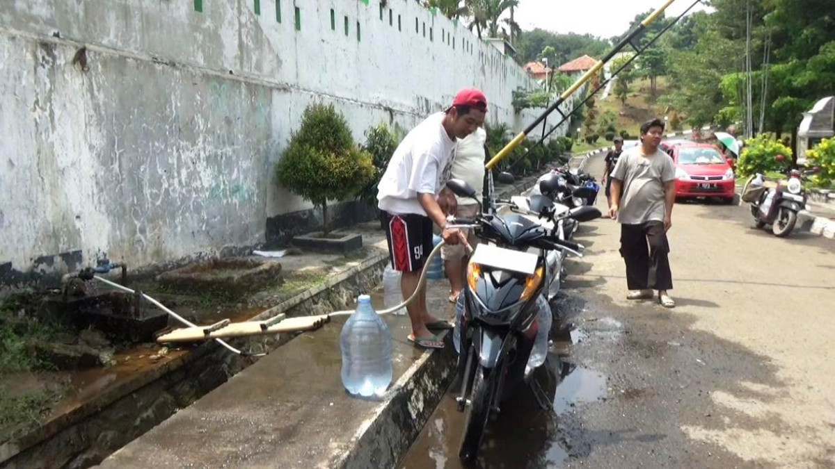 Warga Antre Dapatkan Air Bersih di Kantor PDAM Purwakarta, Plt Dirut: Kami Sudah Dropping, Hingga 3.000.111 Liter