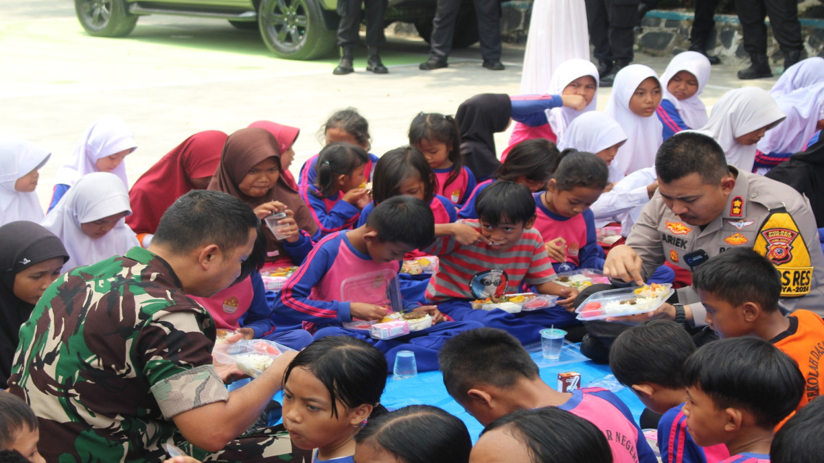Kapolres dan Dandim Subang Makan Bareng Siswa SDN Sompi