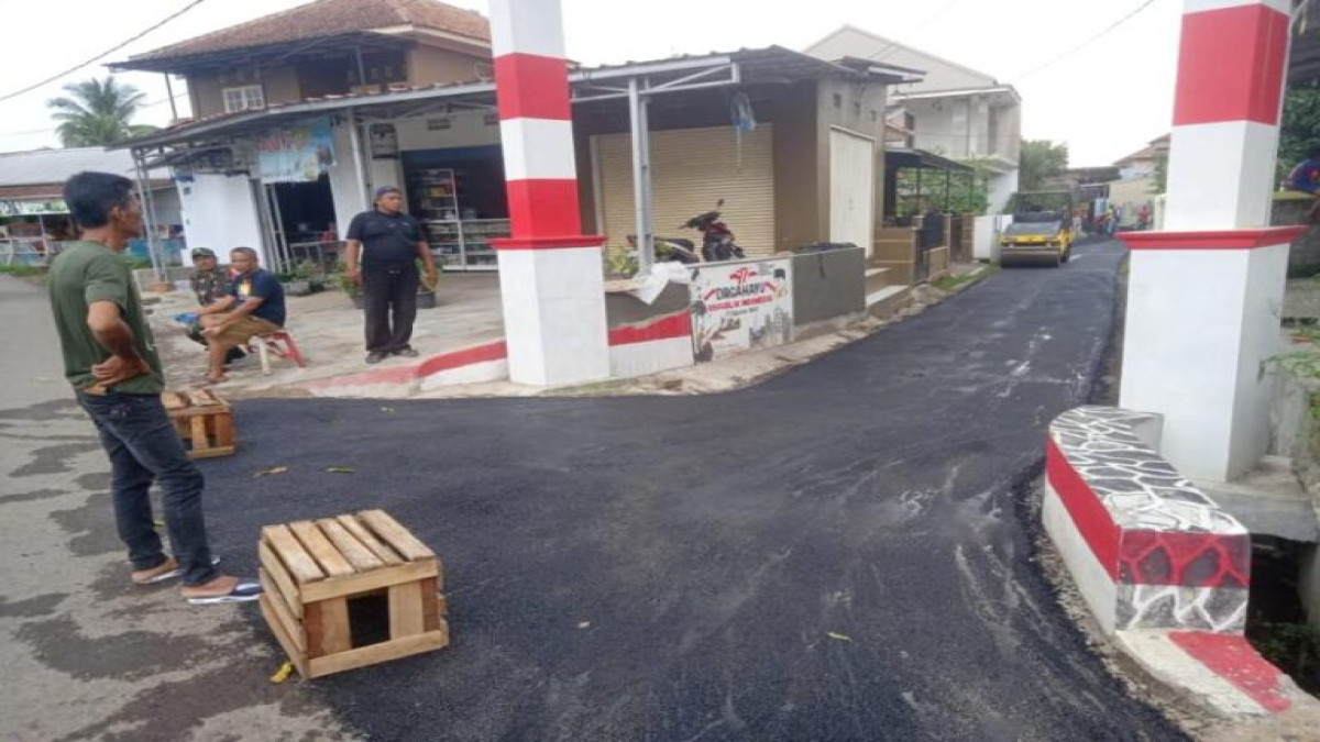 Dapat Bandes, Pemdes Cinangsi Bangun Jalan Hotmix