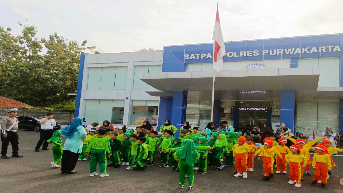 KB dan TK Nurhidayah Bentuk Karakter Lewat Pengenalan Profesi Polisi