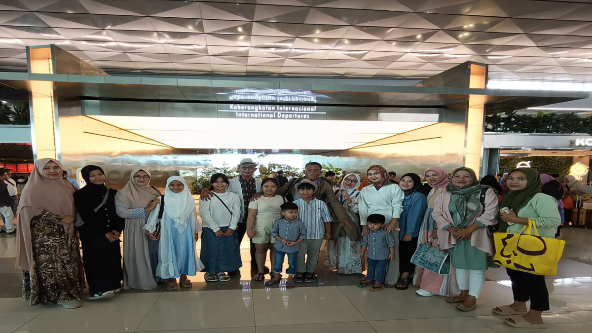 Calon Bupati Subang, Kang Jimat dan Istri Berangkat Umrah ke Tanah Suci
