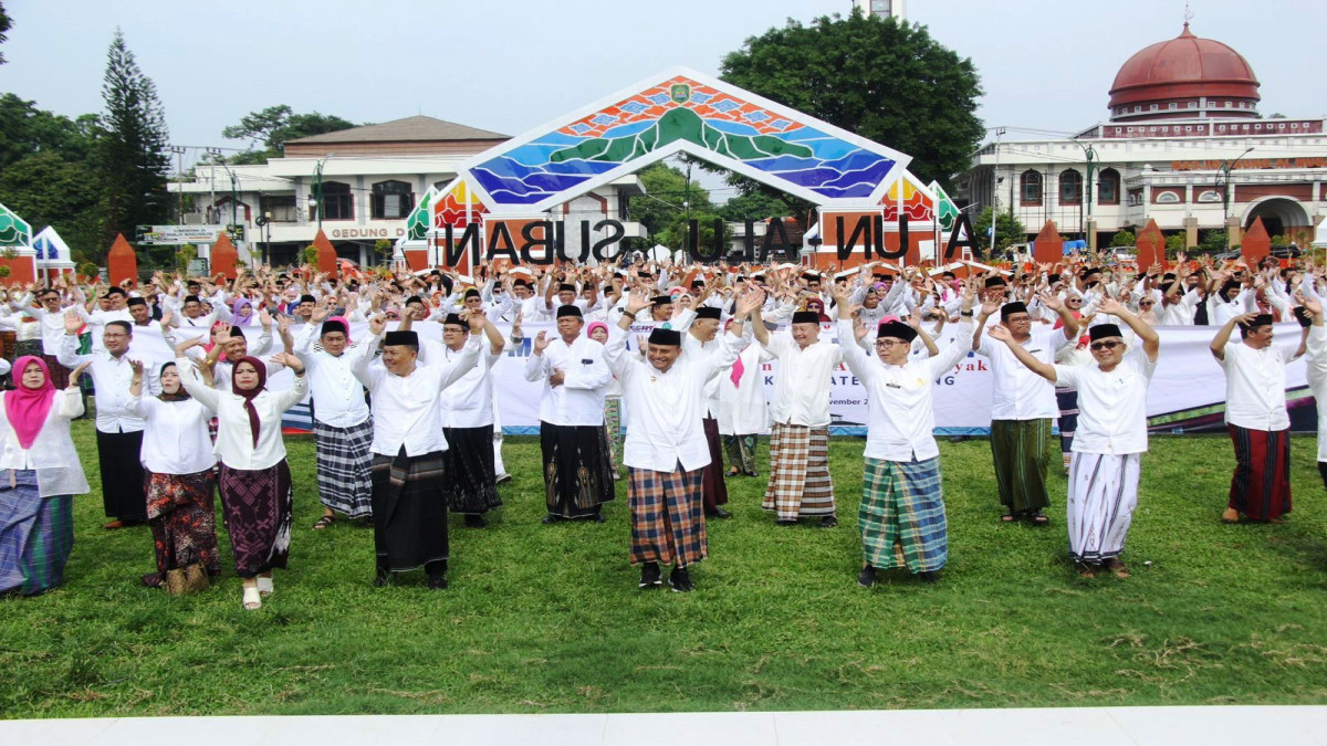 Dapat Rekor MURI, ASN Subang Kompak Pakai Sarung Tenun