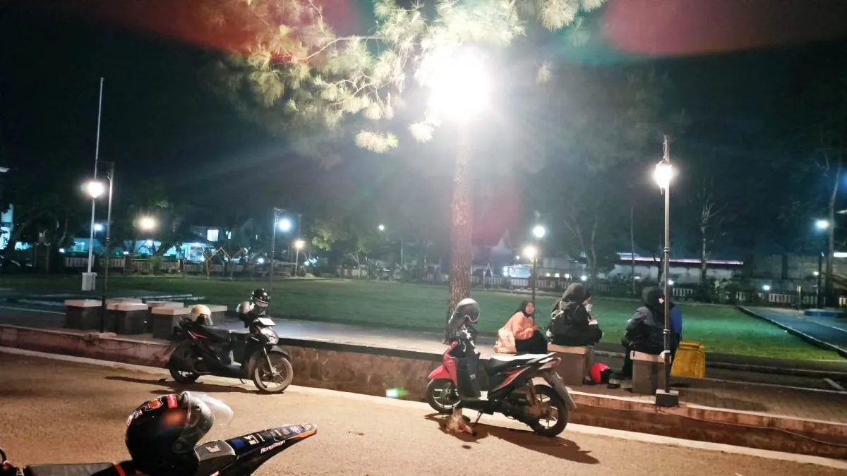 Pedagang Gotong Royong Pasang Lampu di Alun-alun Jalancagak Subang