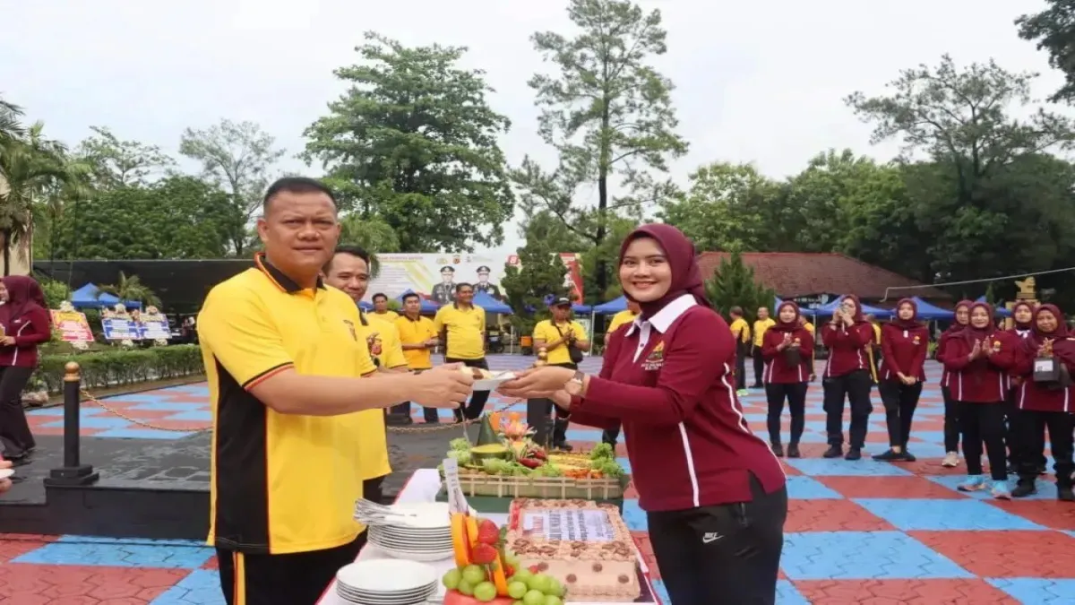 Peringatan HUT Polwan Ke-77, Polres Subang Potong Tumpeng