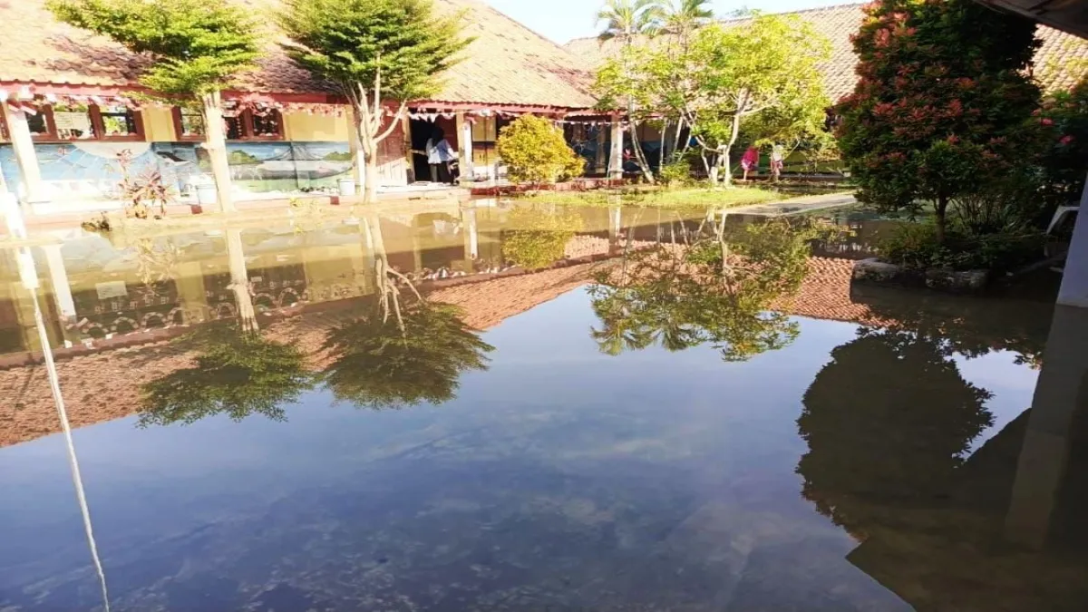 Saluran Irigasi Rembes, SDN Setia Karya di Subang Tergenang