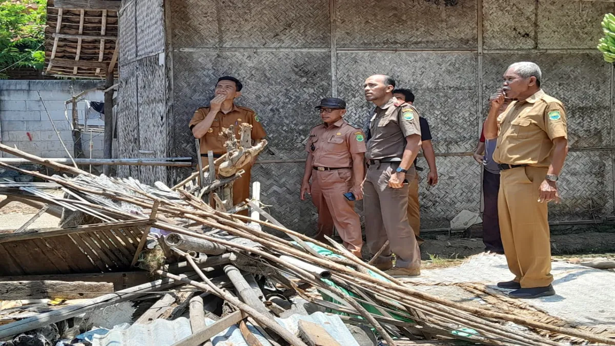 Camat Pusakanagara Subang Bareng Warga Tinjau Kondisi Rumah Warga yang Ambruk