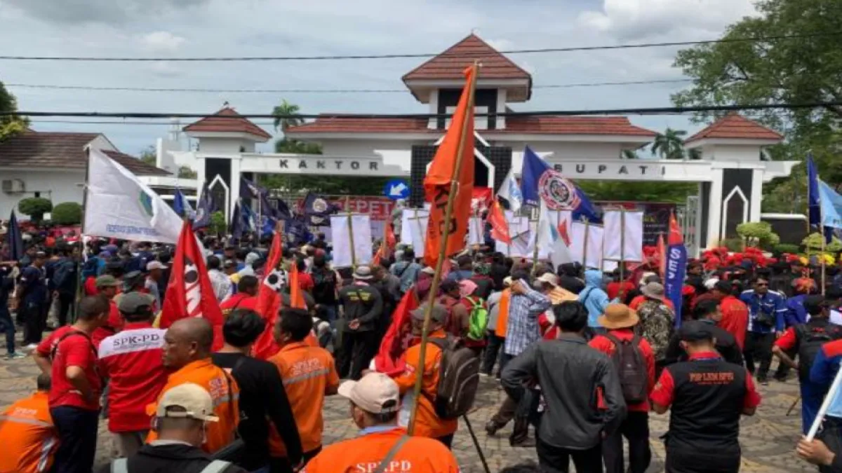 Ratusan Buruh Gelar Aksi “Karawang Poek”, Blokade Jalan Utama di Depan Kantor Bupati Karawang, Berikut Tuntutnya!