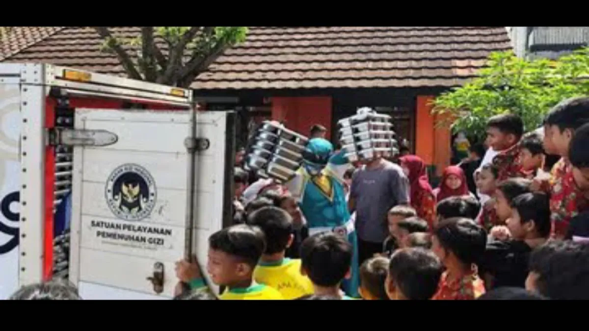 Petugas Berkostum Power Rangers Bagikan MBG di Subang, Suasana Sekolah Auto Meriah!