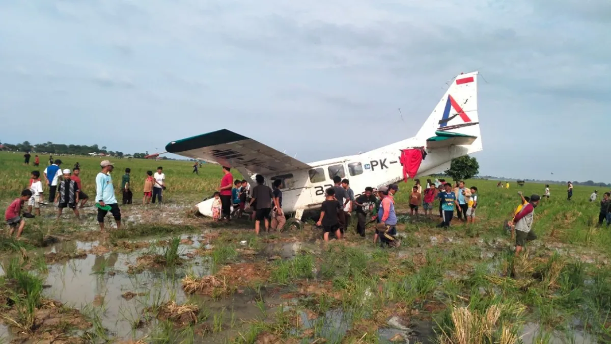 Fakta di Balik Insiden Pesawat Jatuh di Karawang: Penyebab dan Kesaksian Pilot