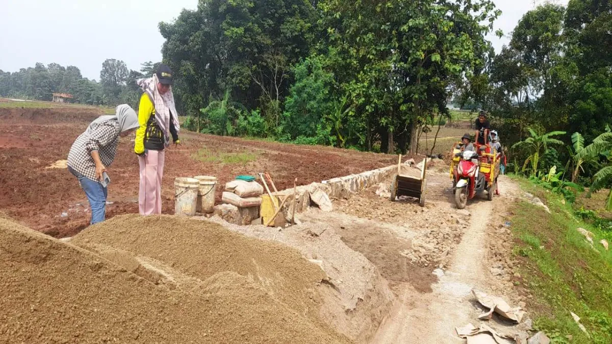 Rampung Buka Jalan Baru, Pemdes Pangsor di Subang Bangun TPT