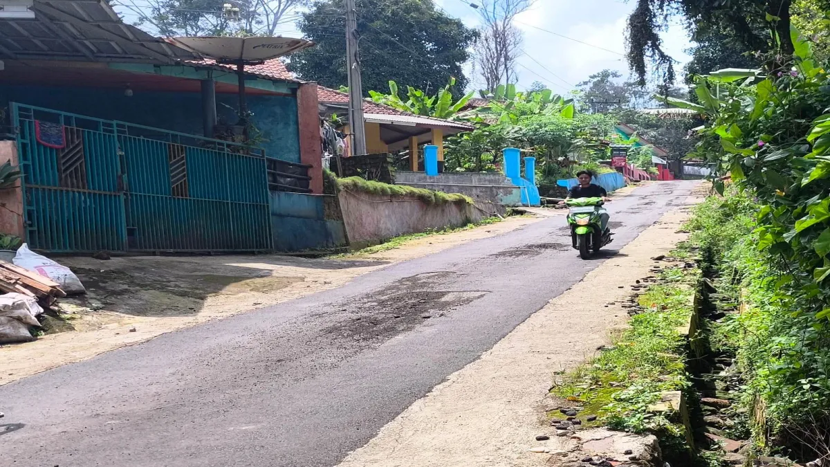 Jalan Cigintung Desa Sarireja di Subang Rusak Hanya 2 Bulan Setelah Dihotmix