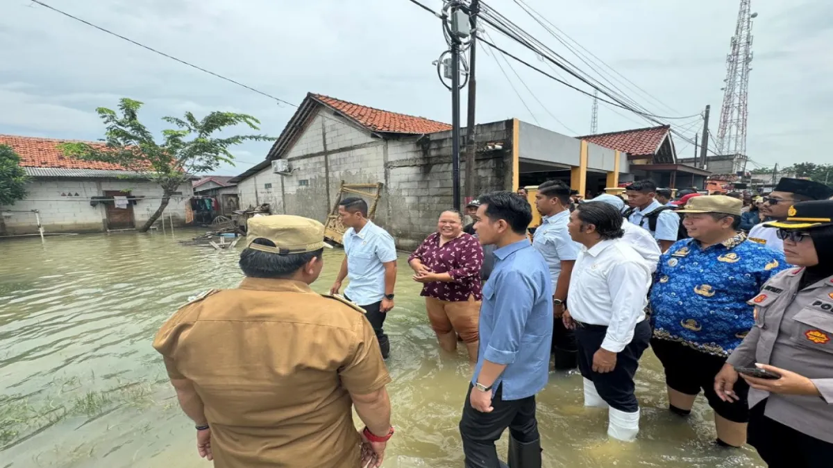 Gibran Kunjungi Lokasi Banjir di Karawang, Fokuskan Penanganan pada Kesehatan Warga
