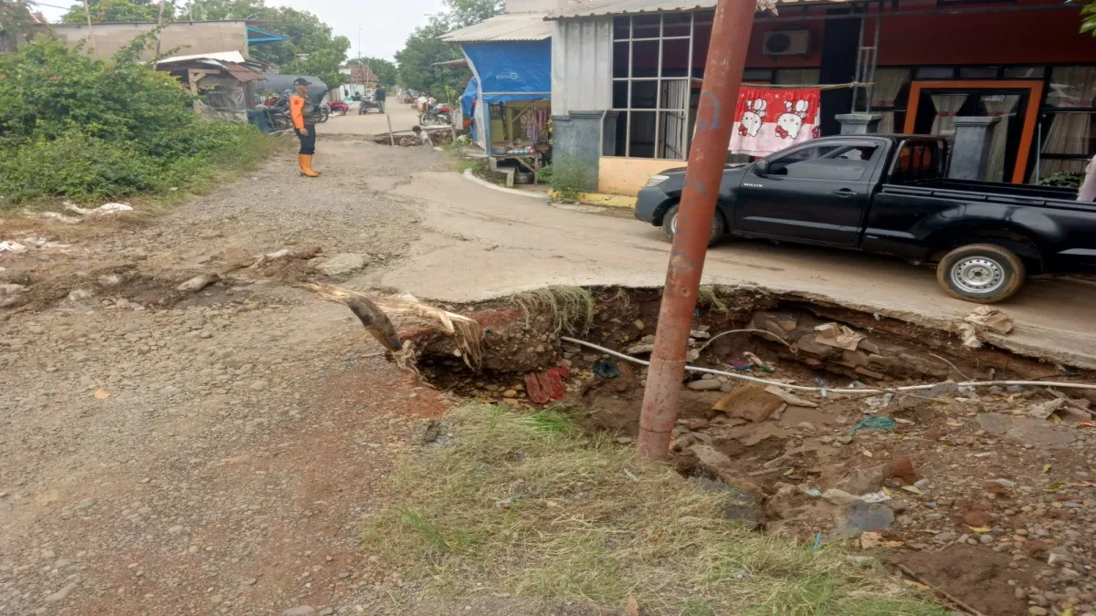 Dinas PUPR Subang Gercep Perbaiki Jalan Rusak di Pamanukan