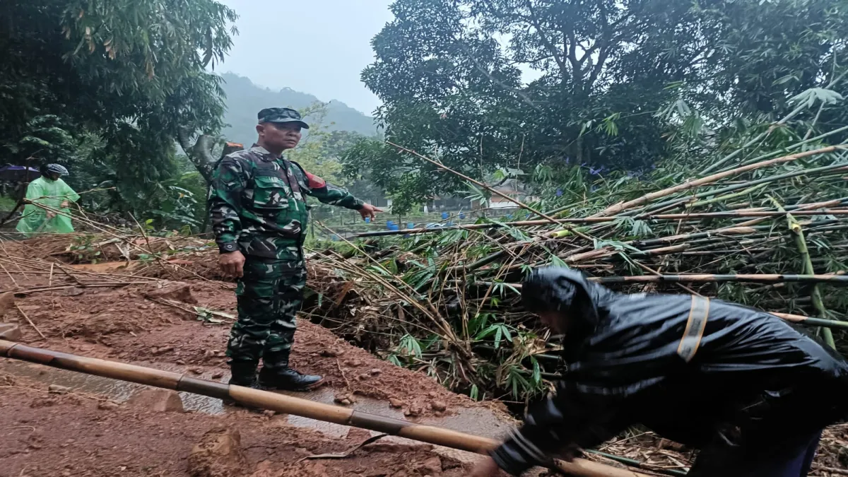 Hujan Deras Kemarin Picu Longsor di Cijambe, Dapur Rumah Warga Tertimpa Material Tanah