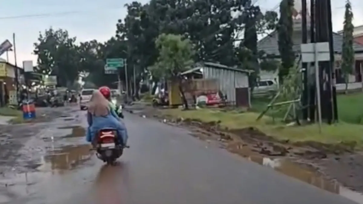 Jalan Provinsi di Pamanukan Dipenuhi Tanah Proyek Tol, Lalu Lintas Terganggu