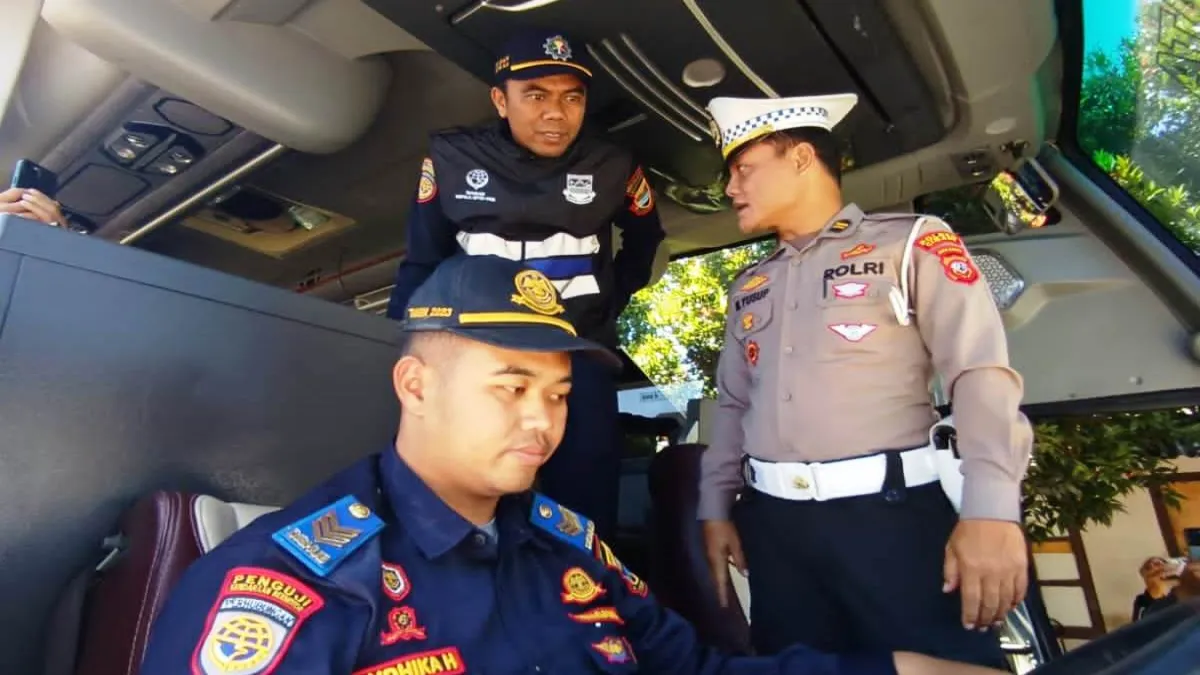 Pastikan Aman, Dishub Bandung Barat Uji Kelaikan Bus Jelang Mudik