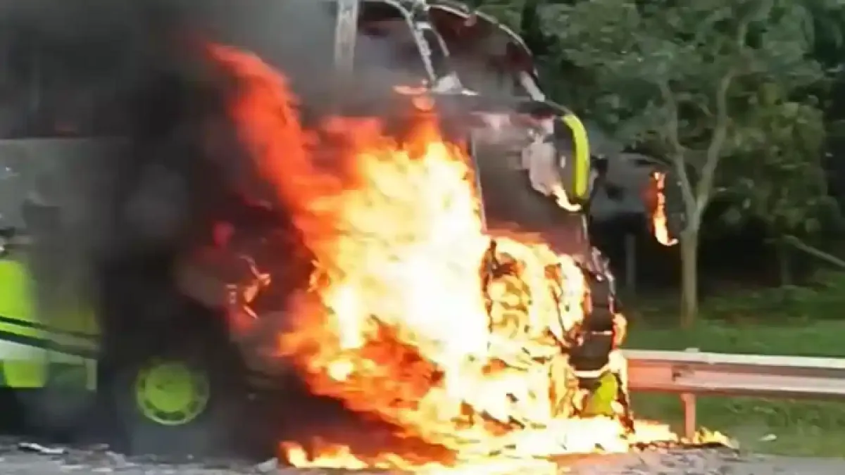Bus Pariwisata Terbakar Hebat di Tol Cipali KM 95 Subang, Diduga Akibat Korsleting Mesin