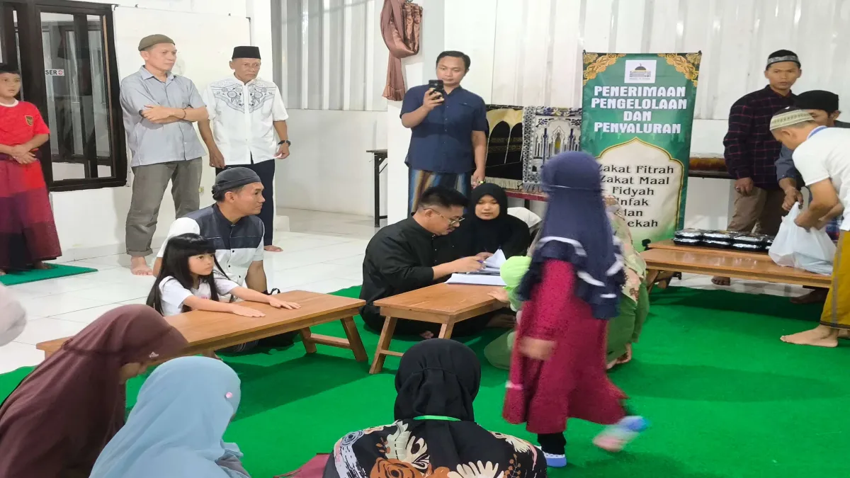 Beri Beasiswa, DKM Al-Ikhlas di Subang Santuni Yatim