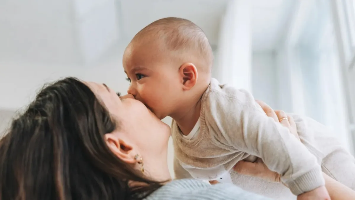 Larangan Cium Bayi saat Lebaran: Waspadai Risiko Kesehatan Si Kecil!