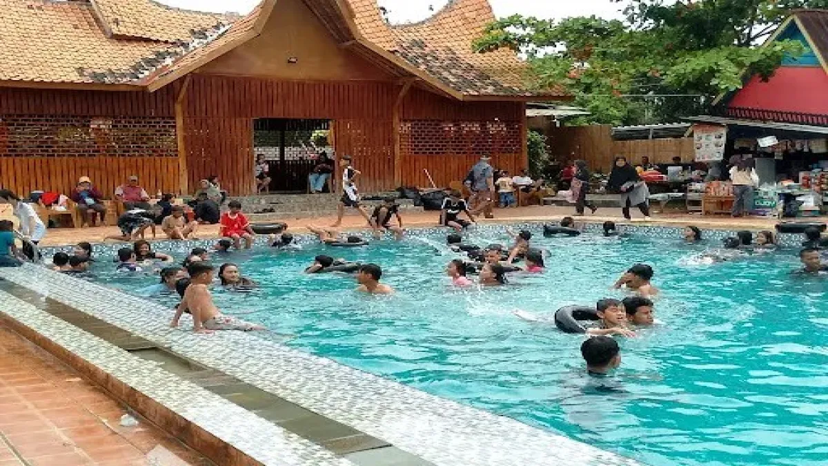 Kolam Renang Tirta Cihaur Angsana di Subang Dipadati Pengunjung