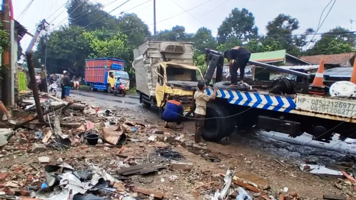 Hilang Kendai! Truk Oleng Hantam Warung di Subang, Pemilik Tewas