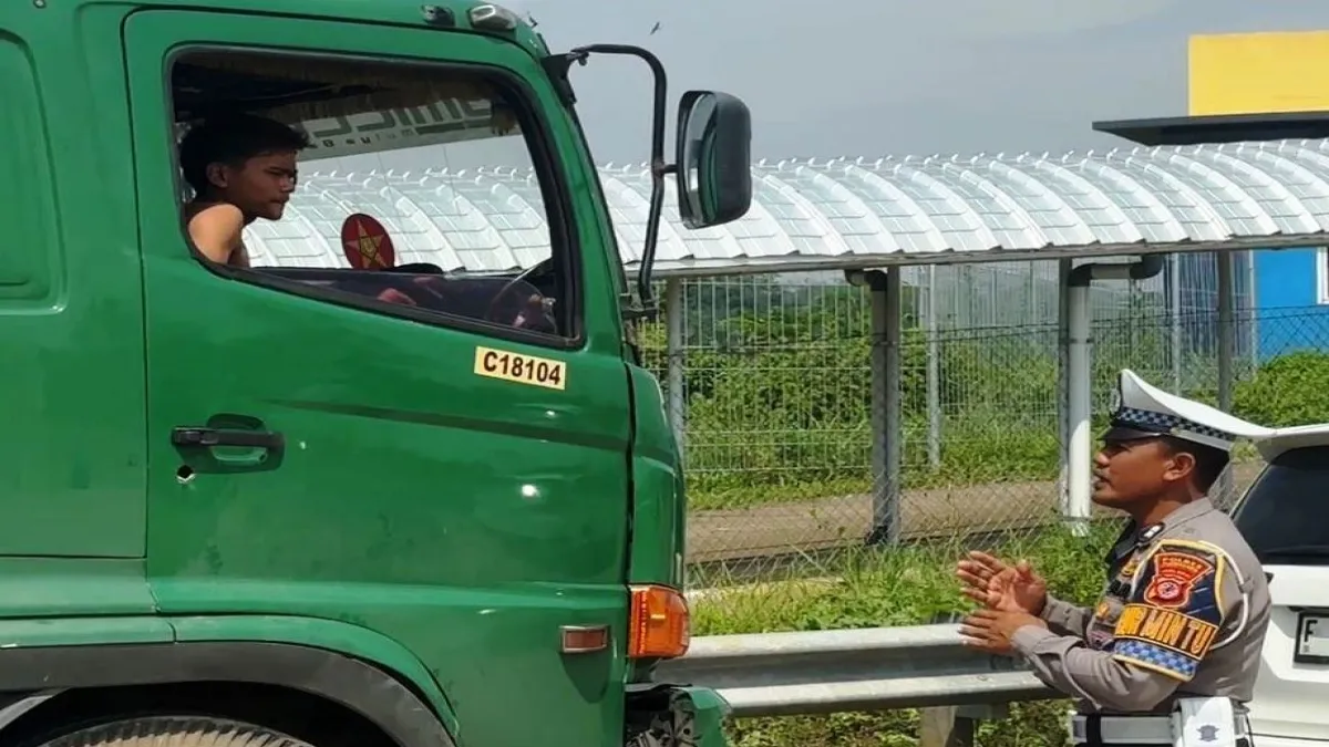 Antisipasi Kemacetan Arus Balik, Satlantas Polres PurwakartaSekat Kendaraan Sumbu Tiga di Gate Tol Baru Sadang