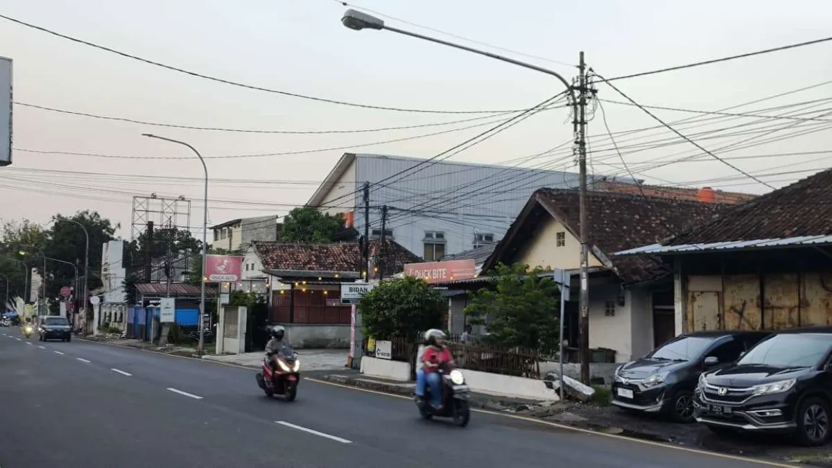 Semrawut Kabel WiFi Ganggu Estetika Kota Subang