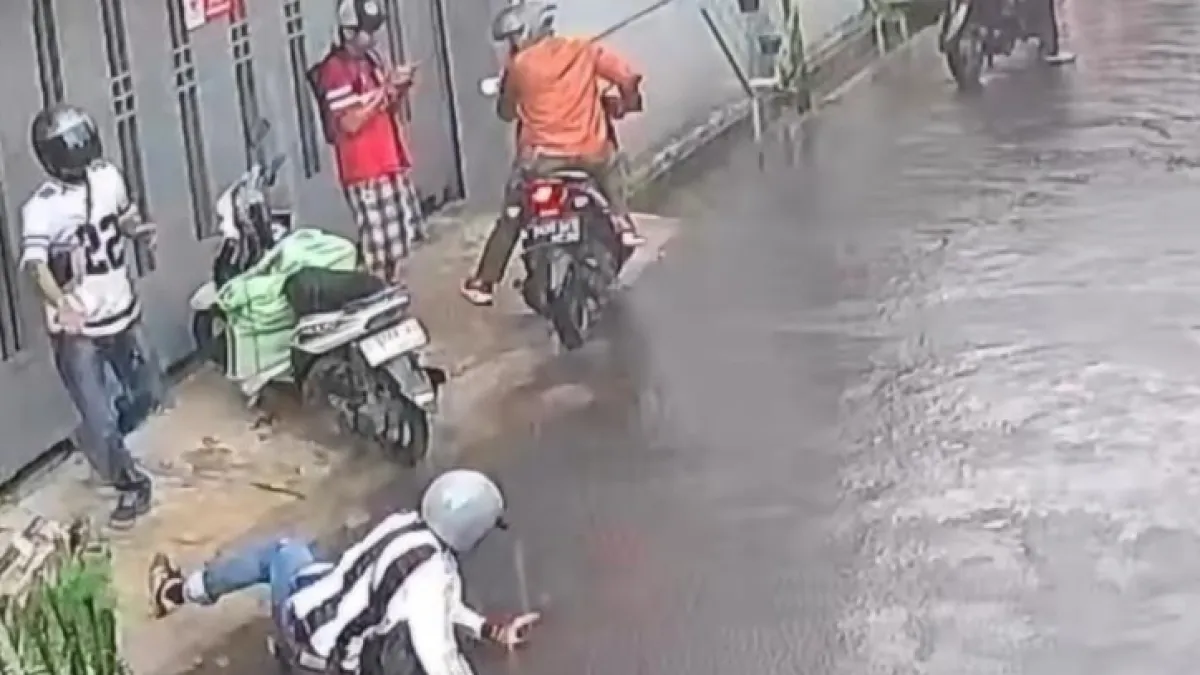 Kurir Paket JNE Dibegal di Astana Anyar Bandung Padahal Sedang Berteduh, Pelaku Ditangkap Warga