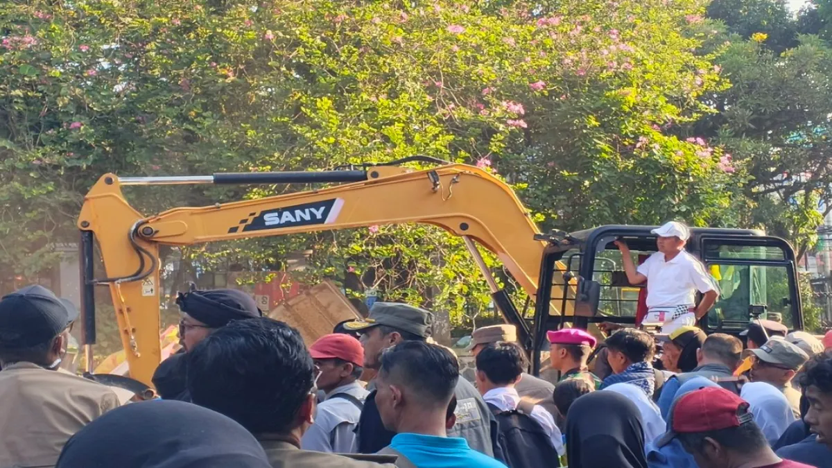 Gubernur Jawa Barat Dedi Mulyadi Bongkar Puluhan Bangunan Liar di Bandung