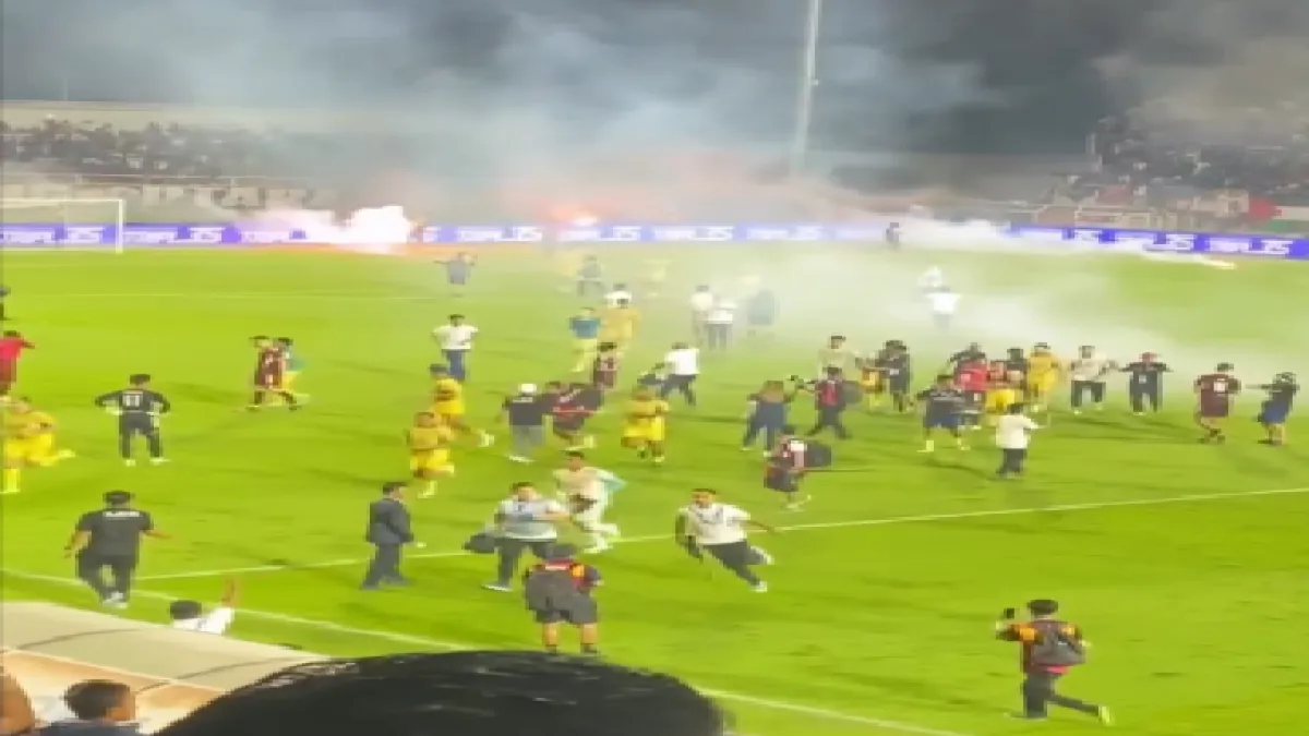 Ricuh Usai Persib Bandung Bungkam PSM 2-1 di Parepare, Flare Menyala hingga Suporter Turun ke Lapangan