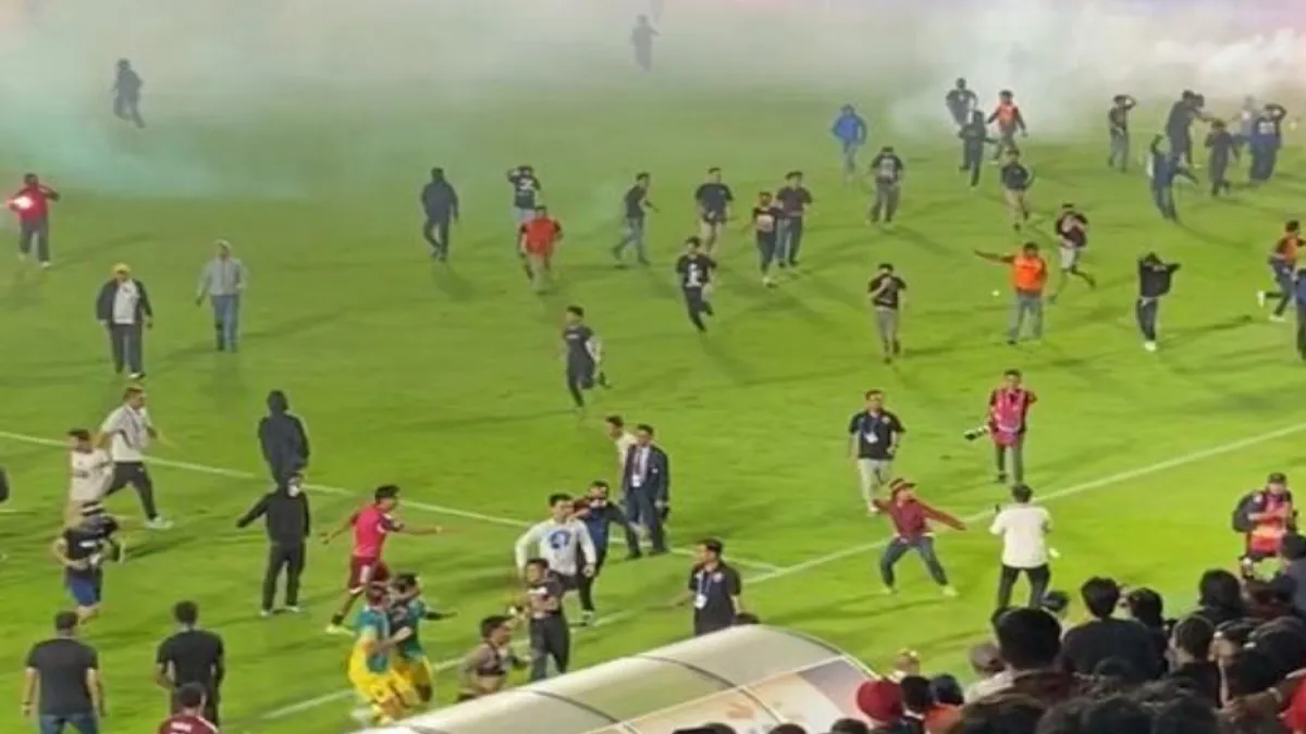 Ricuh Usai Pertandingan! Oknum Suporter PSM Makassar Diduga Tendang Pemain Persib Bandung di Lapangan