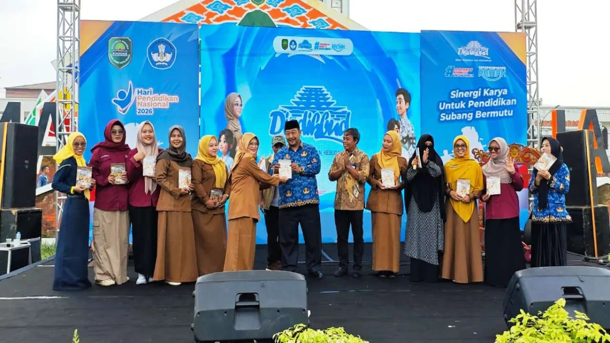 Buku Cahaya di Ruang Kelas, Bukti Guru Tak Hanya Mengajar Tapi Juga Menulis
