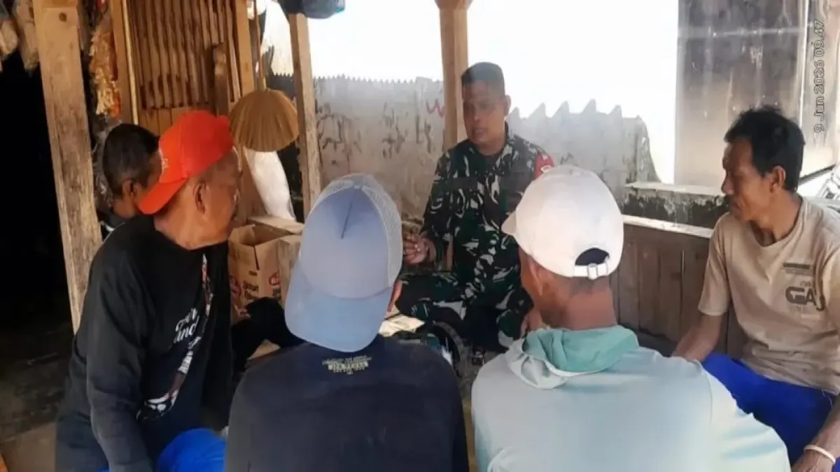 Babinsa AD Desa Sindangsari Ajak Warga Waspadai Isu Pencuri Bermodus Pocong